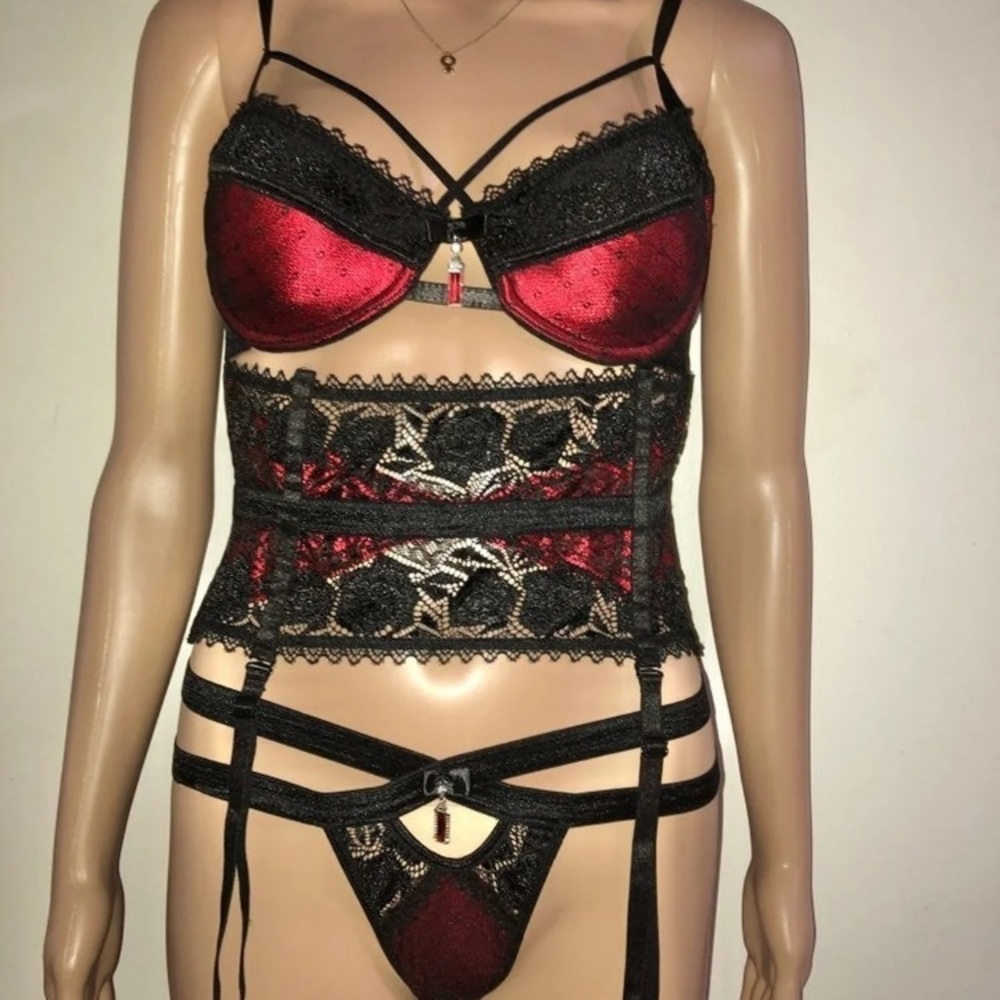 Ruby Lingerie Set - Full Original Set - Picture 2 of 4